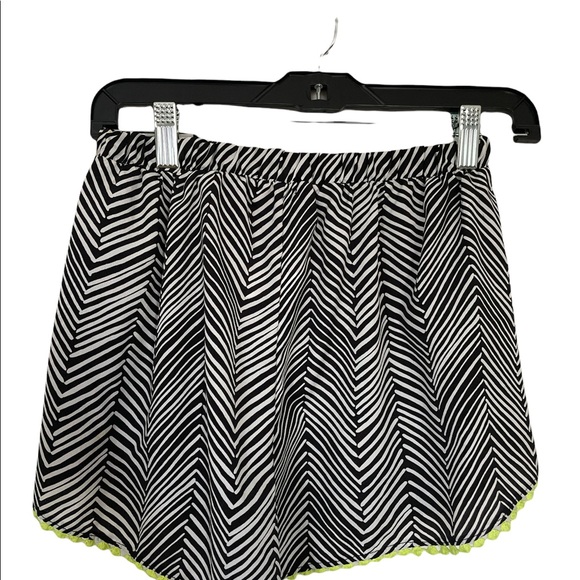 Like Chili Shorts Size Large. Black, White and Yellow trim - Picture 2 of 2